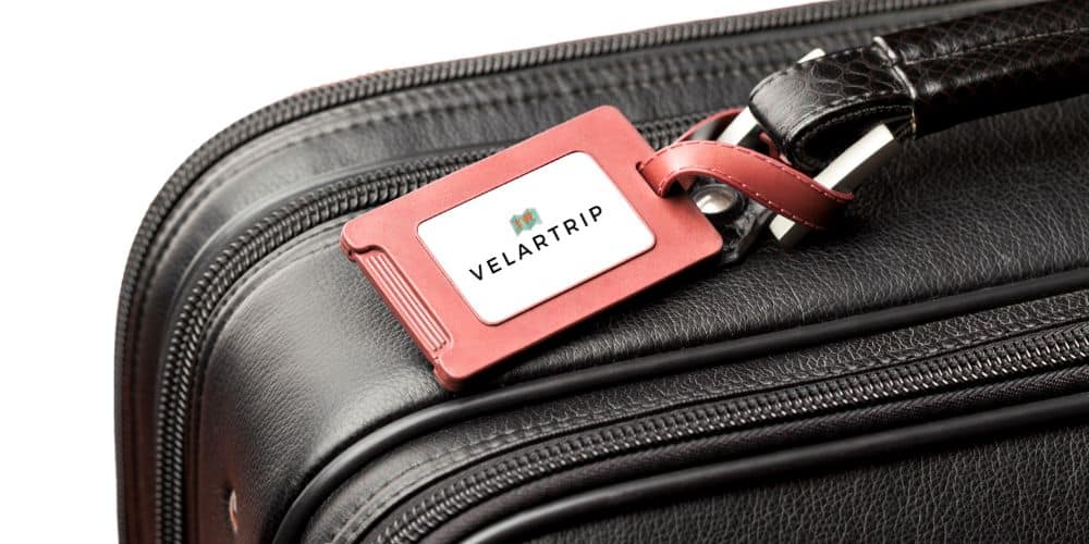 etiquette bagage accrochée